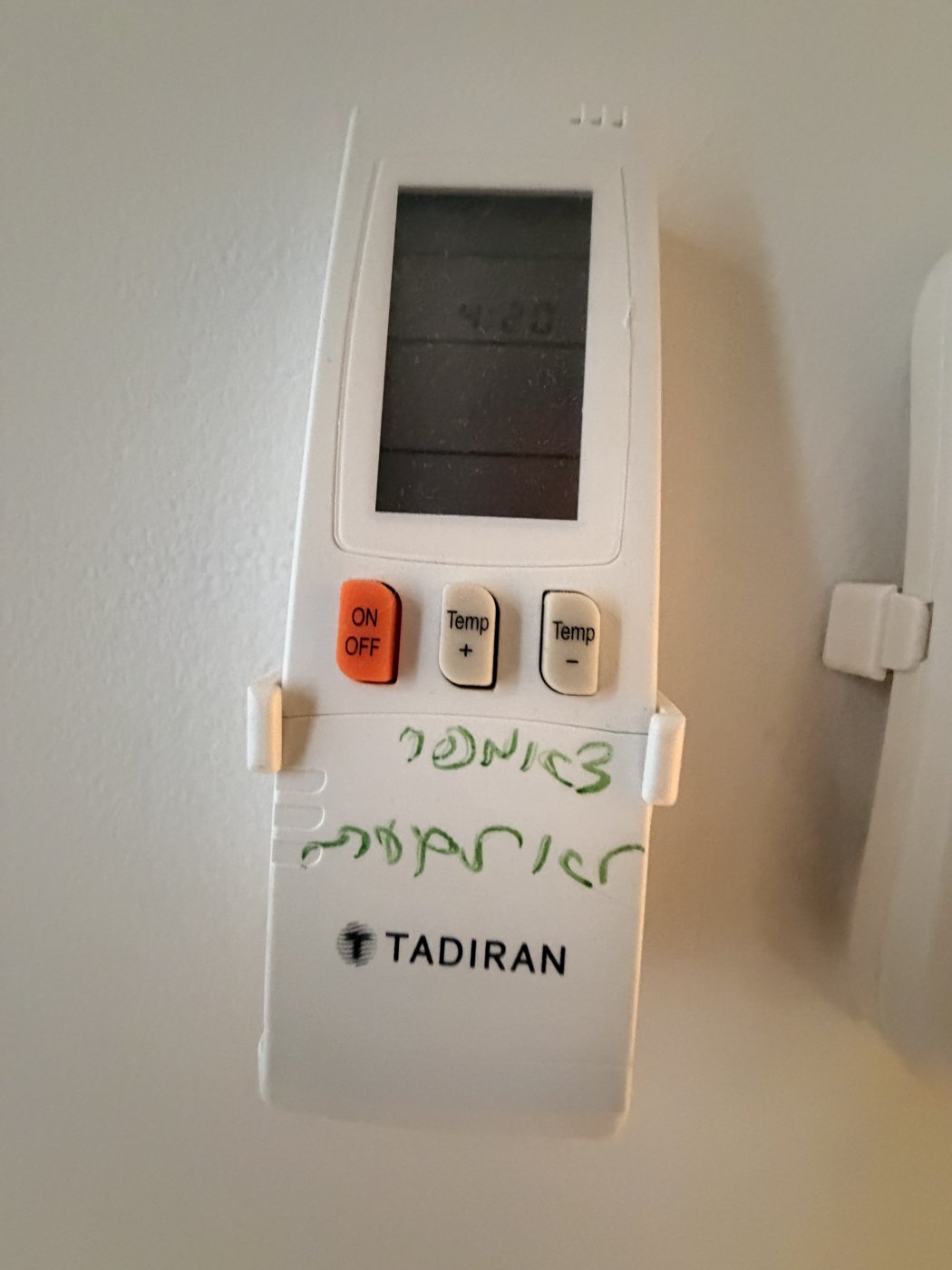 שלט Tadiran להכוונת זרימת המזגן בין הגיימינג והמרתף