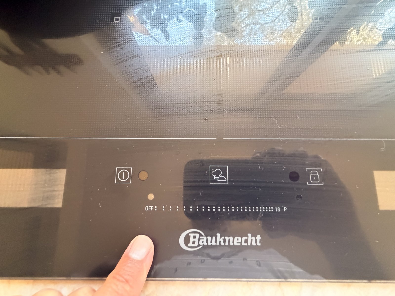 פאנל בקרה Bauknecht, כפתור הפעלה משמאל ומנעול מימין