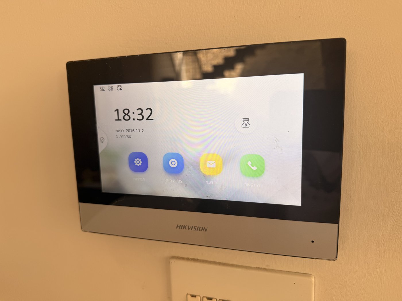 פאנל אינטרקום פנימי, Hikvision מסך מגע