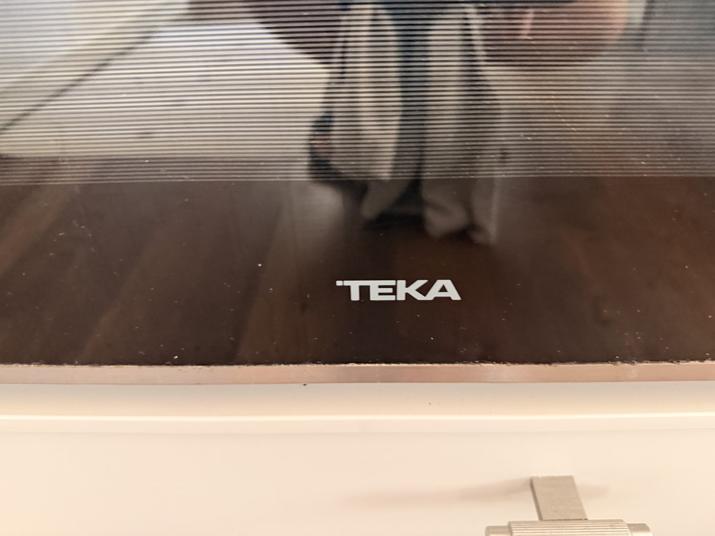 לוגו TEKA על דלת התנור