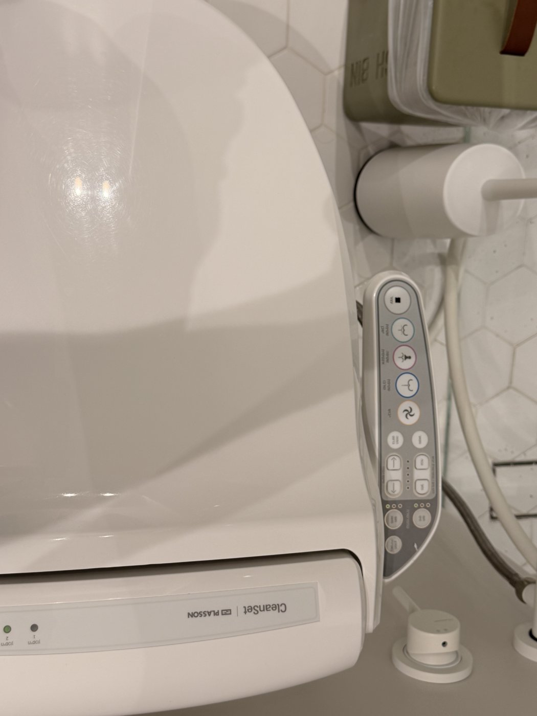אסלה יפנית Plasson Cleanset, מבט כללי עם פאנל בקרה